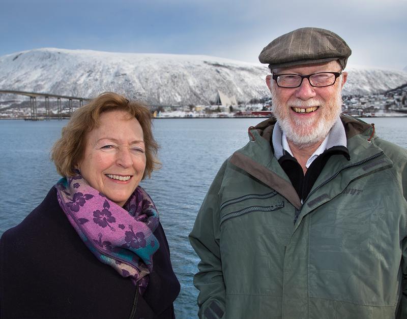 Portrett av en mann og en kvinne utendørs om vinteren foran Tromsøsundet.